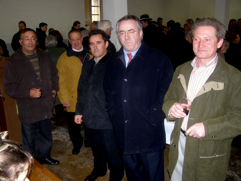 De izquierda a derecha Urbano, Santos, Bernardo, Ángel (alcalde de Villadiego) y Juan Carlos  - Cura, Junta Vecinal y Alcaldía.